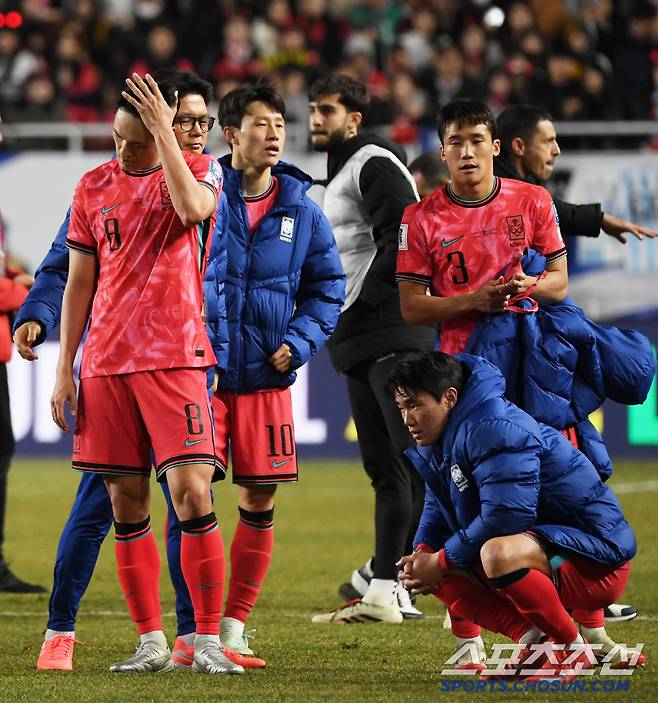 25일 수원월드컵경기장 열린 2026 FIFA 북중미 월드컵 아시아지역 3차 예선 대한민국과 요르단의 경기. 1대1 무승부로 끝나자 선수들이 아쉬워하고 있다. 수원=박재만 기자 pjm@sportschosun.com/2025.03.25/