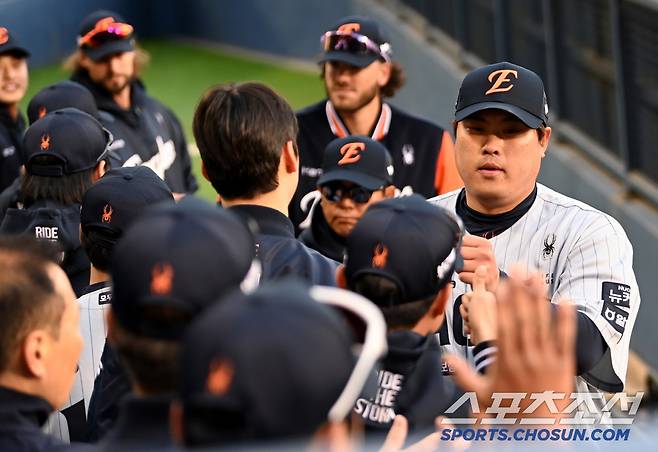 한화 류현진이 선발 등판에 앞서 불펜피칭을 마친 후 동료들과 하이파이브를 하고 있다.