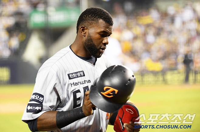 26일 잠실구장에서 열린 LG 트윈스와 한화 이글스의 경기. 한화 플로리얼이 더그아웃으로 향하고 있다. 잠실=박재만 기자 pjm@sportschosun.com/2025.03.26/