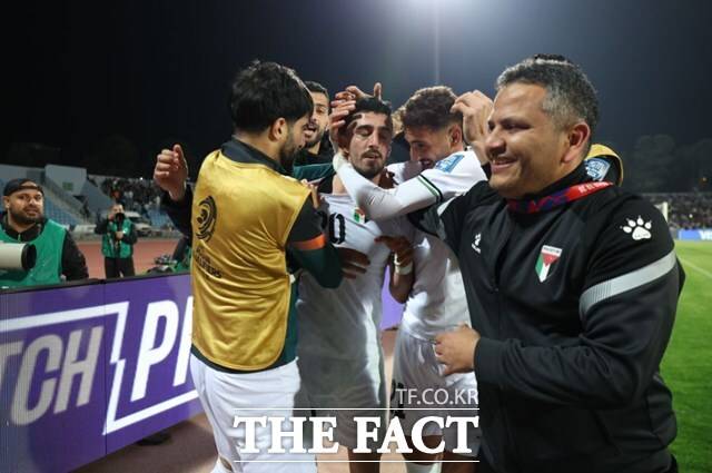 이라크와 8차전에서 경기 종료 직전 연속골을 넣으며 2-1 역전승을 거둔 팔레스타인 선수들이 감격을 나누고 있다./AFC