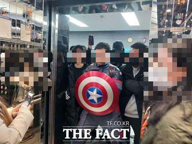 영화 캐릭터 '캡틴 아메리카' 복장을 하고 중국 대사관과 경찰서 난입을 시도한 윤석열 대통령 지지자가 위조 신분증을 '해외 직구'한 것으로 드러났다. 사진은 지난달 10일 안모(41)씨가 서울 중구 국가인권위원회 건물 14층 엘리베이터 앞을 막고 선 모습. /뉴시스