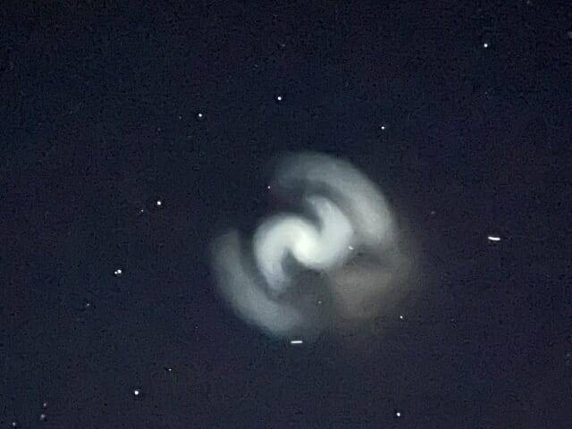 영국 웨일즈에서 포착된 나선 모양 빛 (출처= 멀린 톰킨스(@MerlinTomkins) 엑스)