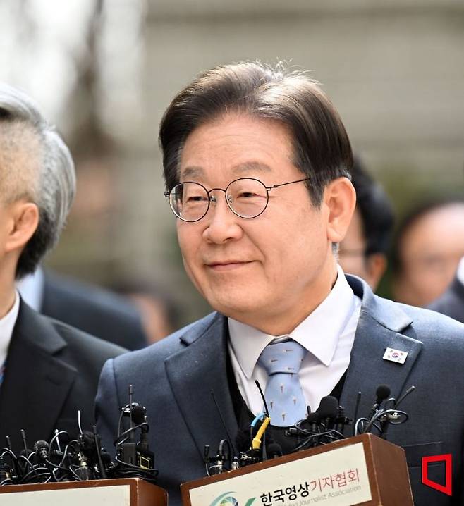 이재명 더불어민주당 대표가 26일 서울 서초구 서울고등법원에서 열린 공직선거법 위반 혐의 2심 선고 공판에 출석하고 있다. 2025.3.26 사진공동취재단