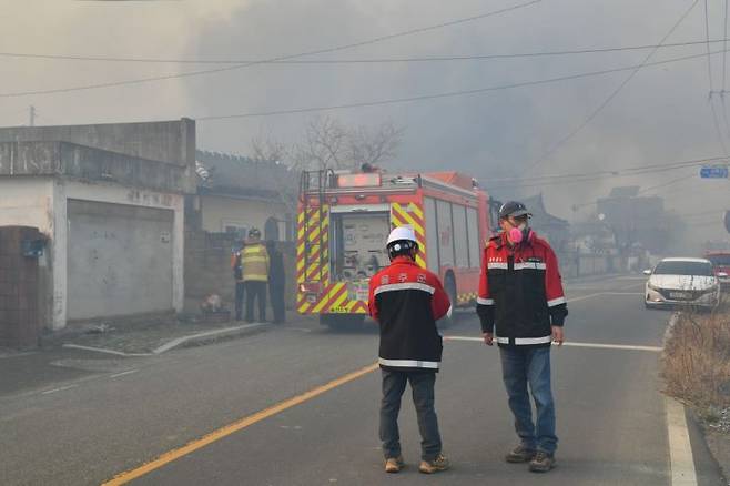 울주군 언양읍 송대리 화장산 산불 현장.