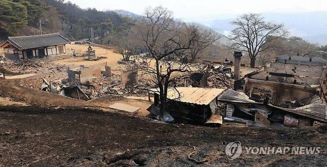 23일 불에 탄 운람사 모습. 연합뉴스