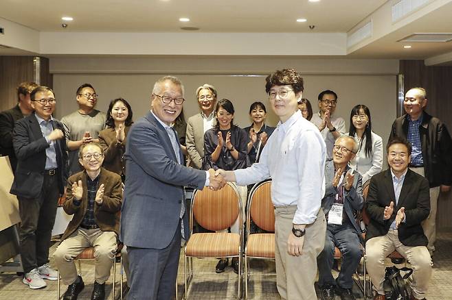 사진 :&nbsp;2023 재팬모빌리티쇼에서&nbsp;한·일 자동차기자협회 임원진이 만나 국제 교류를 약속했다. 사진 맨 앞 열 왼쪽부터 키요시 코모다 일본자동차기자협회장과 최대열 한국자동차기자협회장