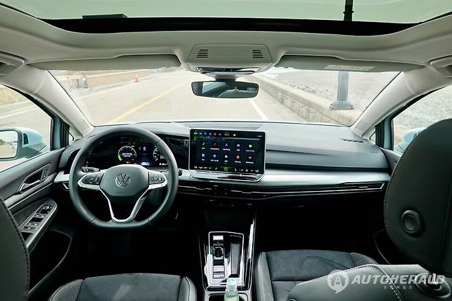 1.29인치 디스플레이로 차량의 모든 기능을 조작할 수 있는 폭스바겐 골프 2.0 TDI (오토헤럴드 김흥식 기자)