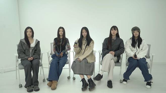 "법원의 인용 소식을 들었을 때, 리허설 준비 중이었는데 순간 정말 멍해졌어요. 처음엔 놀란 마음이 컸지만 이제 받아들이고 있어요. 사실 처음 결정을 내린 순간부터 이 길이 쉽지 않고, 그 과정에서 예상치 못한 많은 어려움들이 닥칠 거라고 생각했어요."