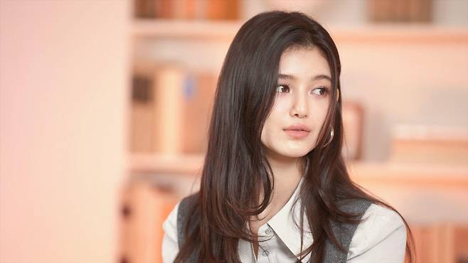 "감정을 느끼지 않는 사람이 되려는 것처럼 모든 감정을 꾹꾹 눌러 담고 무시하려고만 했죠. 이번 일을 겪으면서 그동안 제가 얼마나 감정을 외면해 왔는지 돌아볼 수 있었어요." 다니엘은 앞서 지나친 통제를 받았던 연습생 시절 비화를 인스타그램 라이브를 통해 밝힌 바 있다