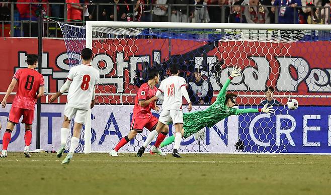 25일 오후 경기 수원월드컵경기장에서 열린 2026 국제축구연맹(FIFA) 북중미 월드컵 아시아 3차 예선 B조 8차전 대한민국과 요르단의 경기, 요르단 마흐무드 알 마르디의 슛이 대한민국의 골망을 가르고 있다./뉴스1