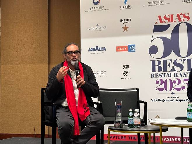 방콕의 ‘가간(Gaggan)’을 운영하는 가간 아난드(Gaggan Anand) 셰프가 25일 ‘아시아 50 베스트 레스토랑’ 시상식 후 기자간담회에서 발언하고 있다. /변지희 기자