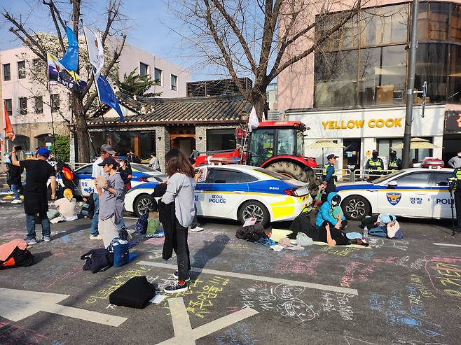 서울 종로구 자하문로에 주차된 전농 트랙터. 윤석열 대통령 탄핵을 촉구하는 단체들이 트랙터를 지키고 있다. /김관래 기자