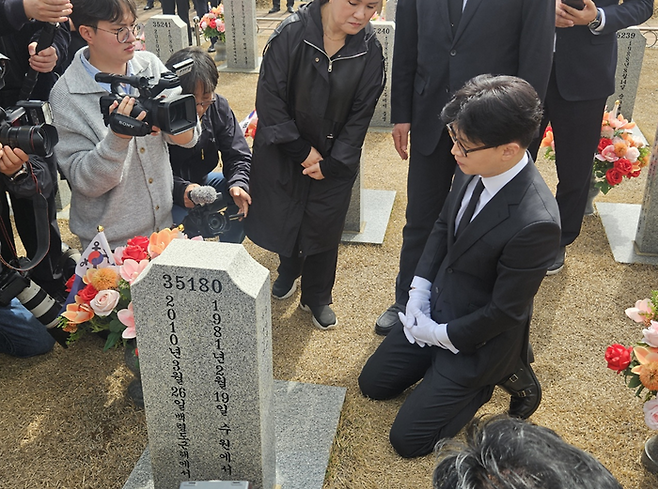 한동훈 국민의힘 전 대표가 25일 대전 유성구 국립대전현충원 천안함 64용사 묘역에서 참배를 하고 있다. ⓒ데일리안 민단비 기자