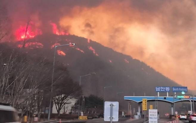 25일 경북 안동시 중앙고속도로 남안동 나들목 부근에서 도로 옆 야산이 붉게 타오르고 있다. 22일 경북 의성군에서 시작된 산불은 강풍을 타고 이날 안동시까지 번졌다. 독자 제공