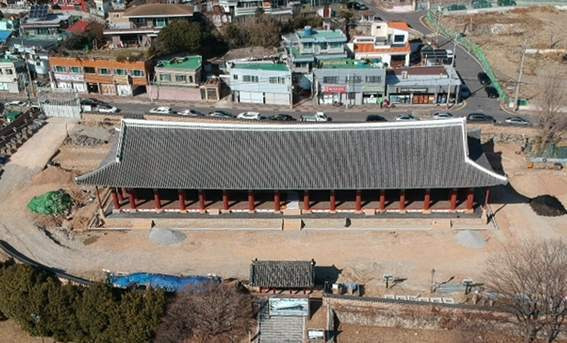 26일 전남 여수시 군자동에 위치한 국보 304호 진남관은 고증에 따른 복원공사를 마치고 주변 정비, 소방·전기 등 부대공사가 진행되고 있다. 여수시 제공