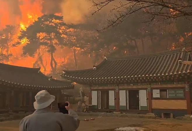 산불이 강풍을 타고 번져 나가며 신라 고찰인 운람사(雲嵐寺)를 덮치려 하고 있다. 독자 제공