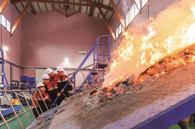 2월 7일 경기 포천에 위치한 국가산불실험센터에서 국립산림과학원 산불연구과 연구원들과 함께 산불 실증실험을 진행했다. 과학동아 제공