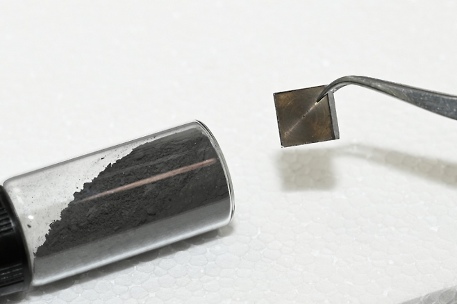 재료연 연구팀이 개발한 Mn-Bi 분말(왼쪽)과 Mn-Bi 기반의 비희토류 영구자석. 재료연 제공