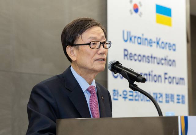 윤진식 무협 회장이 25일 '한-우크라이나 재건 협력 포럼'에서 개회사를 하고 있다. <무협 제공>