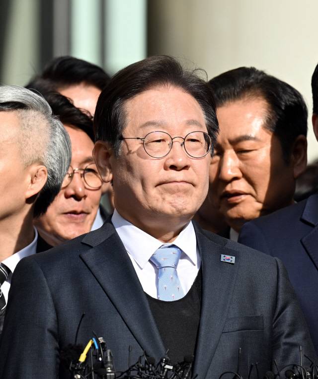 이재명 더불어민주당 대표가 26일 서울 서초구 서울고등법원에서 열린 공직선거법 위반 항소심에서 무죄를 선고받은 뒤 법정을 나서고 있다. 사진공동취재단=연합뉴스.