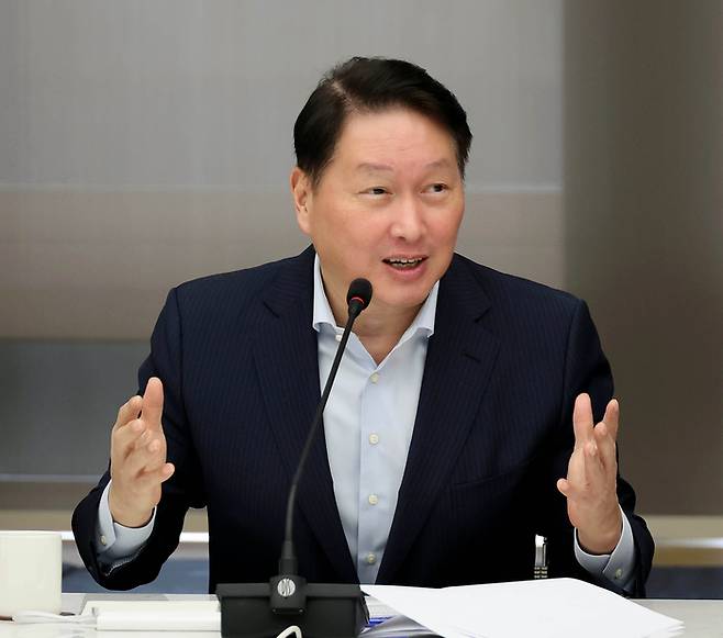 최태원 대한상공회의소 회장(SK그룹 회장)이 25일 오후 서울 중구 대한상공회의소 20층 챔버홀에서 열린 '취임 4주년 기자간담회'에서 제조 혁신 필요성을 설명하고 있다.