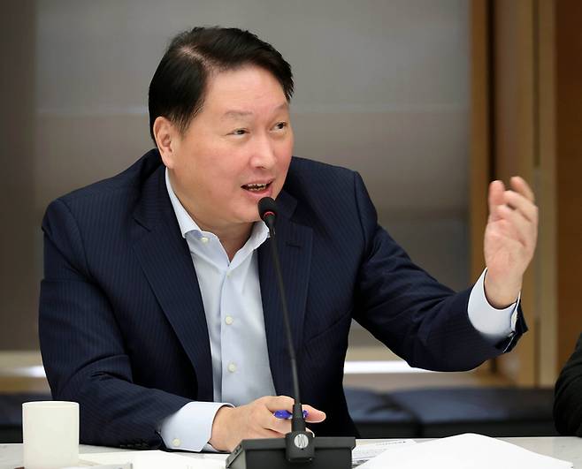 최태원 대한상공회의소 회장(SK그룹 회장)이 취임 4주년 기자간담회에서 대규모언어모델(LLM, Large Language Model) 필요성을 강조하고 있다.