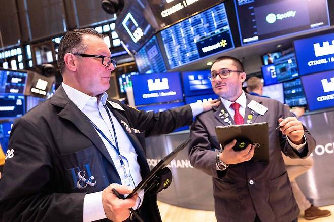 뉴욕 증시의 개미 투자자들이 기관 매도 물량을 받아내면서 시장 하락을 제한하는 안전판 역할을 하고 있지만 이는 증시 상승장 끝물의 조짐일 수 있다는 경고가 나오고 있다. 기관들이 올들어 뉴욕 증시 비중을 역대 가장 가파른 속도로 줄이고 있는 것과 대조적으로 개미들은 670억달러(약 98조원)어치를 순매수했다. AFP 연합