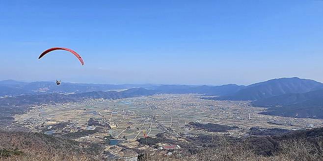 경남 합천군 대암산 꼭대기에서 내려다본 ‘합천 운석충돌구’ 모습. 대암산 등 높이 200~600m 산들이 타원형으로 둘러선 모습이 큰 세숫대야를 닮았다. 최상원 기자
