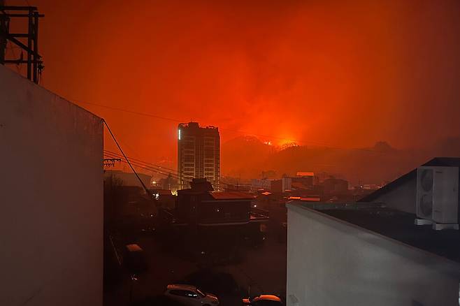 25일 밤 경북 영덕군 영덕읍 주변까지 산불이 확산하고 있다. 연합뉴스