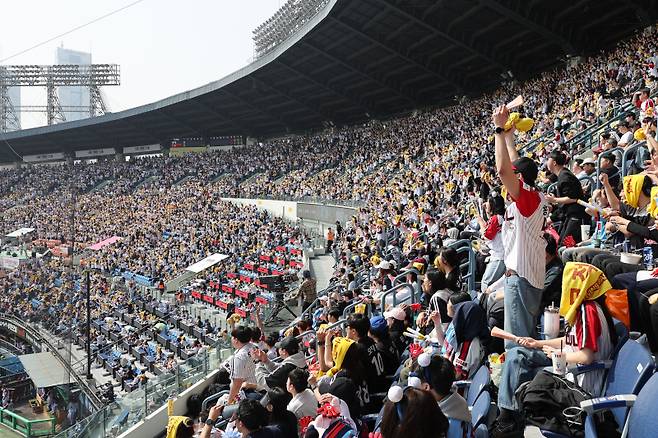 <yonhap photo-5342="">지난 23일 서울 잠실야구장에서 열린 프로야구 2025 신한 SOL 뱅크 KBO리그 롯데 자이언츠와 LG 트윈스의 경기를 찾은 관중이 응원전을 펼치고 있다. 이날 경기는 전날 개막전에 이어 매진을 달성했다. 연합뉴스</yonhap>