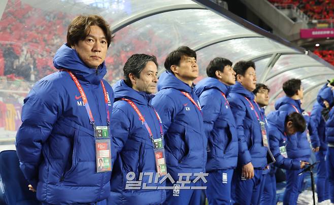 홍명보 감독이 이끄는 축구대표팀이 25일 오후 수원월드컵경기장에서 요르단과 ‘2026 FIFA 북중미월드컵 아시아 지역 3차 예선을 펼쳤다. 경기전 대표팀 홍명보 감독이 그라운드를 지켜보고있다. 수원=정시종 기자 capa@edaily.co.kr /2025.03.25.