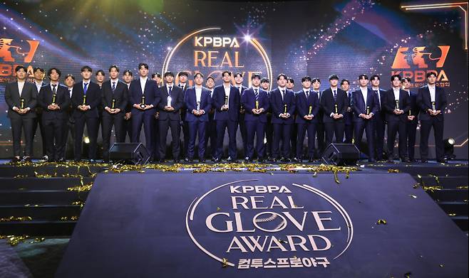 <yonhap photo-3545=""> 기 1일 서울 용산구 그랜드 하얏트 호텔에서 한국프로야구선수협회가 연 2024 컴투스프로야구 리얼글러브 어워드에서 퓨처스리그 수상자들이 기념 촬영하고 있다. 2024.12.1 [연합뉴스]</yonhap>