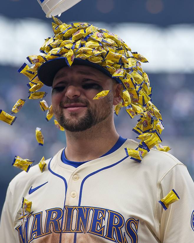 <yonhap photo-2319="">지난해 팀 승리를 이끈 칼 롤리가 동료들의 축하를 받고 있다. [AP=연합뉴스]</yonhap>