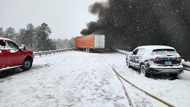 지난 13일 美 40번 고속도로에서 발생한 교통사고 [애리조나주 공공안전국(DPS) 엑스 캡처]