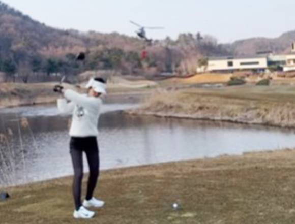 산불 진화 작업을 위해 골프장 연못 물을 퍼가는 소방 헬기를 보고도 그대로 '샷'을 날린 여성이 국민 공분을 사고 있다. 사진은 소방 헬기를 향해 스윙을 하는 A씨. [사진=A씨 인스타그램 캡처]