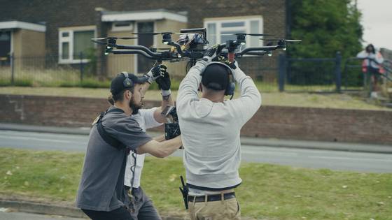 ‘소년의 시간’은 회차마다 딱 한 번씩 촬영하는 ‘원테이크’를 활용했다. 일반·드론 촬영이 가능한 카메라를 썼다. [사진 넷플릭스]