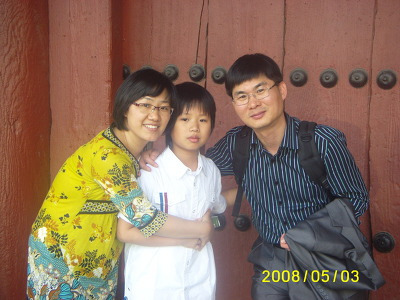 지난 2008년 나무가 조현병으로 처음 입원했다가 퇴원해서 윤서씨 부부와 함께 찍은 사진. [사진 윤서]