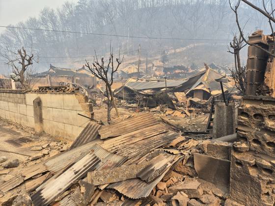 전날 산불이 번진 경북 청송군 파천면 송강2리에 있는 한 주택. 이곳에서 80대 여성이 불을 피하지 못하고 숨졌다. 최종권 기자