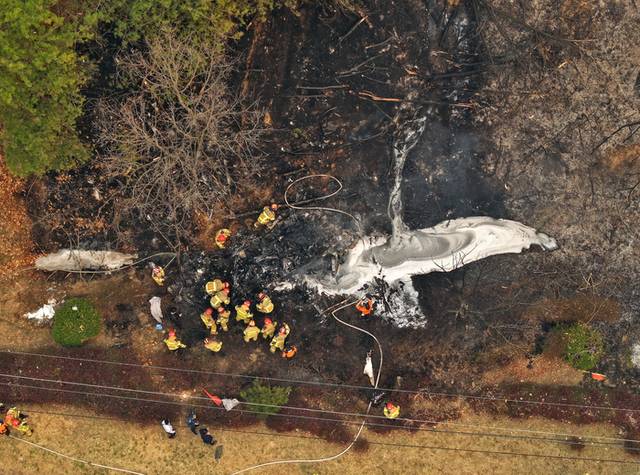 ▲ 26일 오후 경북 의성군 신평면 교안리 야산에 산불 진화용 헬기가 추락해 소방당국이 사고 수습을 하고 있다. 헬기 조종사는 사고 현장에서 사망한 채 발견됐다.  연합뉴스