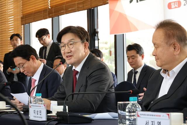 ▲ 26일 오후 국민의힘 권성동 원내대표와 지도부 의원들이 대전 유성구 한국표준과학연구원에서 기초과학 발전에 대한 현장 간담회를 열고 있다. 연합뉴스