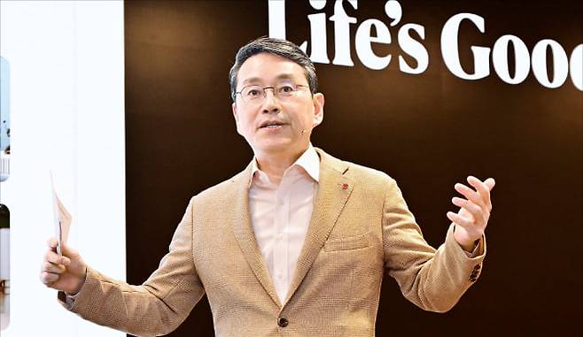 조주완 LG전자 사장이 25일 서울 여의도 LG트윈타워에서 열린 제23기 정기 주주총회에서 중장기 사업 전략을 설명하고 있다.   LG전자 제공