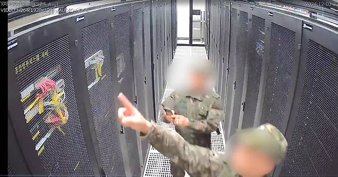 국회 행정안전위원회는 지난해 12월3일 계엄령 선포 당시 선거관리위원회에 투입된 계엄군이 선관위 시스템 서버를 촬영하는 장면이 담긴 폐쇄회로(CC)TV를 공개했다. 행정안전위원회 제공