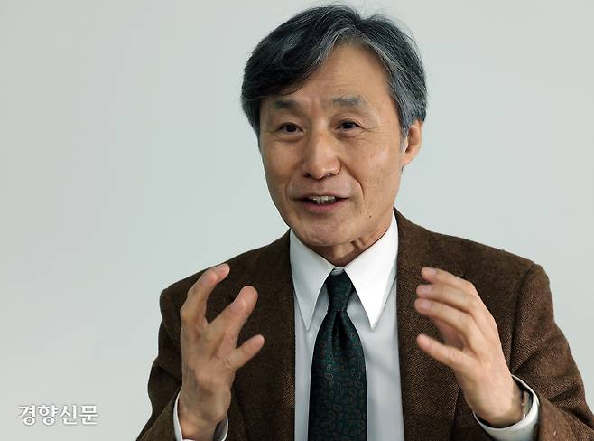 변상욱 한국기독교언론포럼 공동대표(전 CBS 대기자)가 지난 21일 서울 중구 경향신문사에서 인터뷰하고 있다. 서성일 선임기자