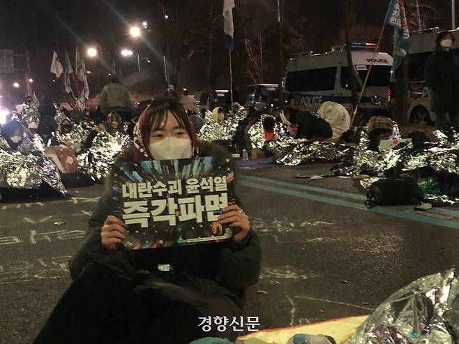 대학원생 임지홍씨(28)가 지난 25~26일 서울 서초구 남태령 고개 인근에서 열린 전국농민회총연합과 전국여성농민회총연맹의 트랙터 시위에 참여하고 있다. 박정연 기자