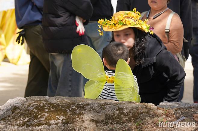 성동구가 2025 응봉산 개나리 축제를 개최한 26일 서울 성동구 응봉산 전망대에서 한 모자가 즐거운 시간을 보내고 있다.