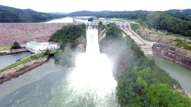 기사의 이해를 돕기 위한 이미지. 기사 내용과 직접 관련이 없습니다. 사진은 과거 수문을 개방한 안동댐 모습. 안동시 제공