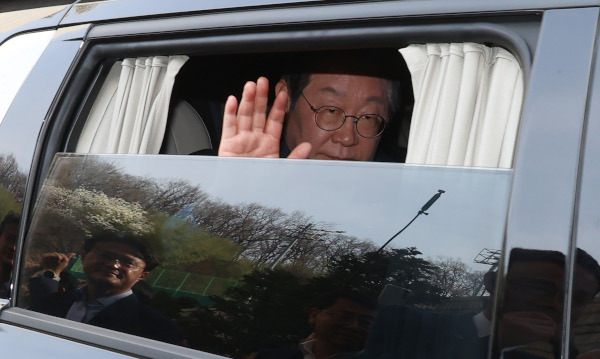 이재명 더불어민주당 대표가 26일 서울 서초구 서울고등법원에서 진행된 항소심 선고공판에 출석한 뒤 차량에 탑승해 동료 의원들에게 손을 흔들고 있다. 이 대표는 이날 공직선거법 위반 혐의에 대한 항소심 재판에서 무죄를 선고받았다. 사진공동취재단