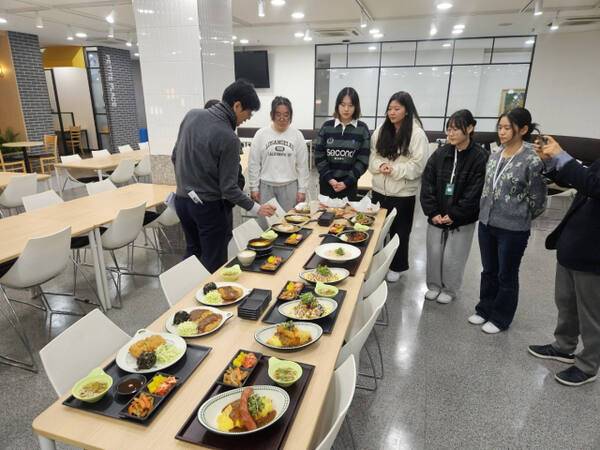 지난 2월 학생식당 오픈을 앞두고 교직원들과 학생들이 시식회를 열었다. 경인여대 제공