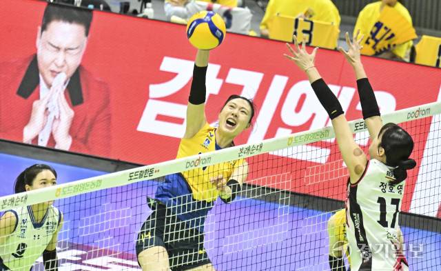 1차전 패배로 위기에 몰린 수원 현대건설의 반등이 필요한 상황 속 미들 블로커들의 역할이 절대 필요하다. 사진은 지난 25일 1차전서 현대건설 양효진이 대전 정관장 블로킹 위로 공격하고 있다. 홍기웅기자