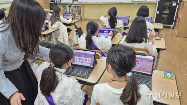 26일 오후 성남 위례한빛초에서 디지털 활용수업이 열리고 있다. 박용규기자